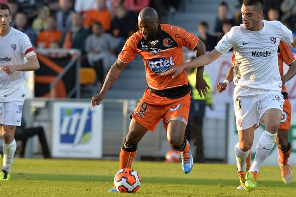 Laval Metz . Championnat de France de football, Ligue 2, 38e journée. Bekamenga et Inez