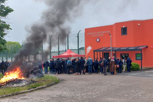 Les surveillants du centre de détention d'Uzerche bloquent l'accès à l'établissement pénitentiaire dans le cadre d'une journée "Prisons mortes"