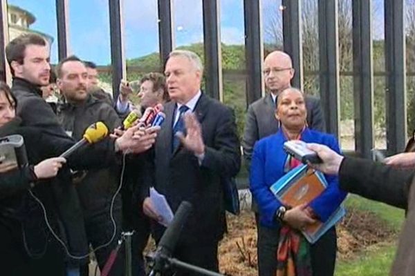 Jean-Marc Ayrault et Christiane Taubira interpellés sur l'Affaire Boulin devant l'ENM de Bordeaux.