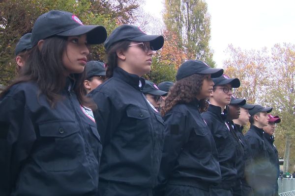 Les jeunes du Service national universel défilent pour le 11 novembre à Bourges