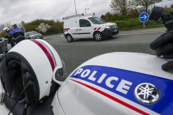 Un chauffard a tenté de percuter trois policiers, jeudi 11 avril 2024, à Darnétal, près de Rouen (Seine-Maritime).