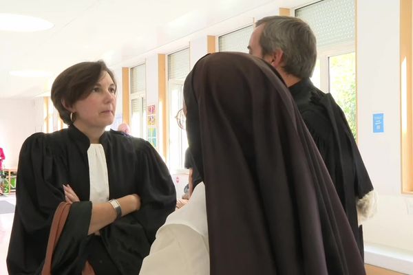 Sœur Marie Ferréol et son avocate lors de l'audience au tribunal de Lorient