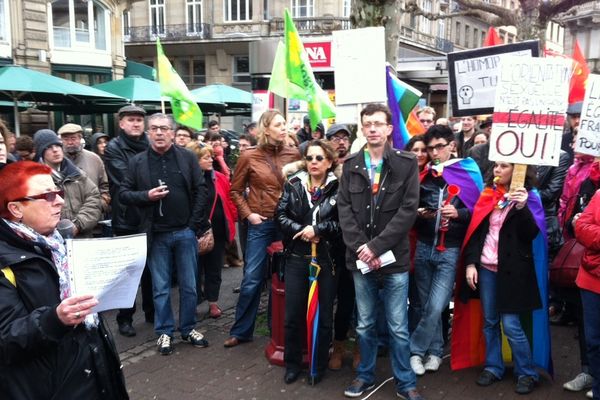 Plus de 300 personnes manifestent en ce moment à Strasbourg  contre l'homophobie