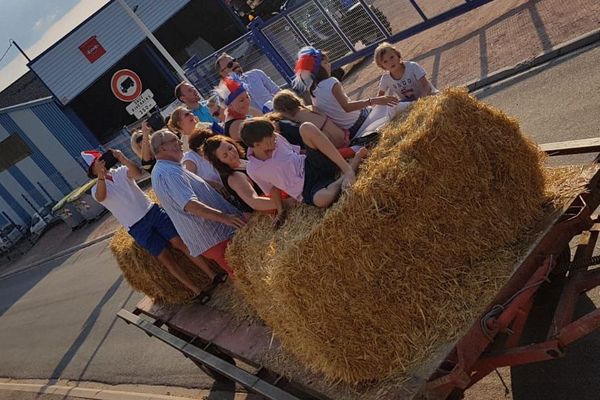 Coupe du monde oblige, dimanche 15 juillet, toute la France était à la fête. Dans les villes et les campagnes, nombreux ont été les concerts de klaxons. A Treteau, dans l’Allier, une bande de copains a aménagé un tracteur pour défiler dans le village. 