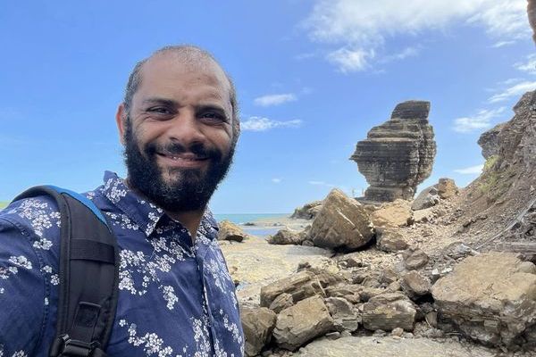 Michaël Sciacca, sur le site de la Roche percée en Nouvelle-Calédonie, février 2023.