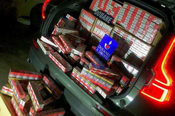 La voiture immatriculée en Allemagne contenait 347 cartouches de cigarettes lors du contrôle des douaniers, le 23 juin 2019.