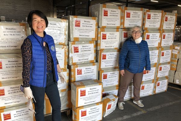 Ludres (54) - Fengyu Mikusek, présidente de l'association des Chinois en Lorraine et Nicole Glin, du Rotary club de Nancy à la réception des 136 000 masques en provenance de Wuhan (Chine)