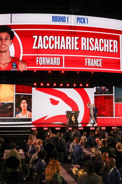 Un après le phénomène Victor Wembanyama, c'est encore un français - et un Lyonnais de surcroît - qui est choisi à la 1ere place de la draft NBA : Zaccharie Risacher. Passé par le centre de formation de l'ASVEL, révélé à la JL Bourg, il a su taper dans l'œil des recruteurs américains.