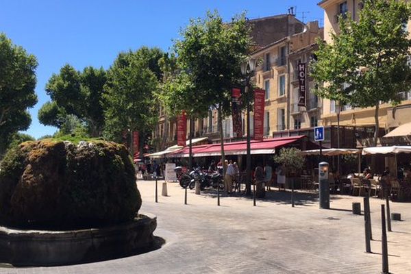 Le cours Mirabeau a Aix-en-Provence est au coeur de 