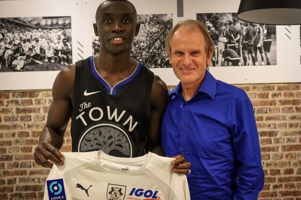 Papiss Cissé, nouvelle recrue de l'Amiens SC avec le président du club Bernard Joannin.