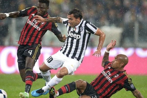 L'équipe du Milan AC, en rouge et noir, face à la Juventus de Turin, en noir et blanc. Octobre 2013