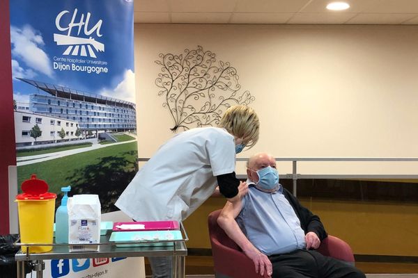 Alain, 92 ans, est le premier résident de l'Ehpad de Champmaillot à avoir été vacciné