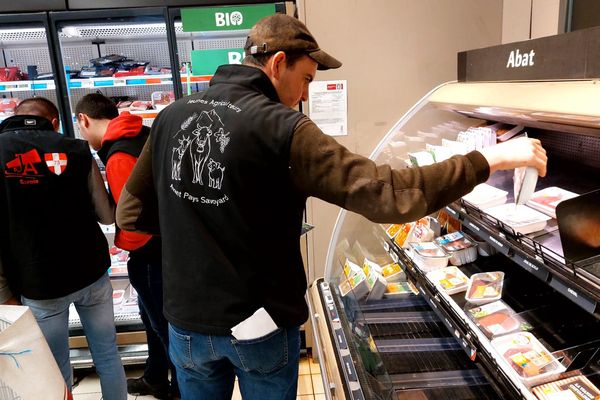 Une vingtaine d'agriculteurs, au Carrefour de Bassens, ont triés viandes et légumes. Ils dénoncent la concurrence des produits étrangers, qui ne respectent pas les mêmes normes qu'en France.