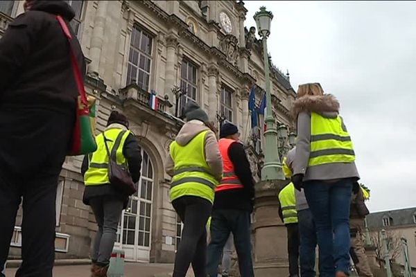 A Limoges, le mairie promet de numériser les écrits laissés sur le cahier de doléances.