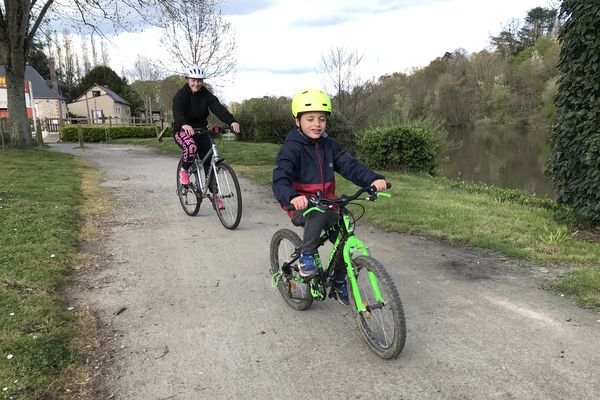 A pied , à cheval ou en vélo : le chemin de halage est incontournable en Mayenne