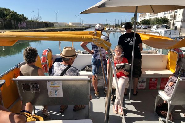 Une lecture sur le canal en bateau électrique avec une jauge limitée à 8 personnes pour compenser le nombre réduit de rencontres avec les auteurs pour cause de pandémie de coronavirus - 13/09/2020

