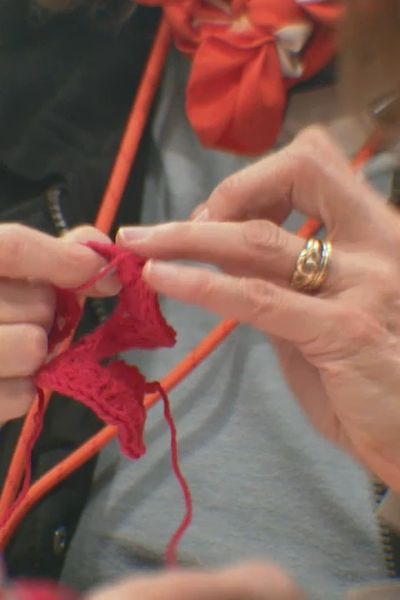 Le tricot, une pratique très tendance adoptée par des jeunes et notemment des hommes.