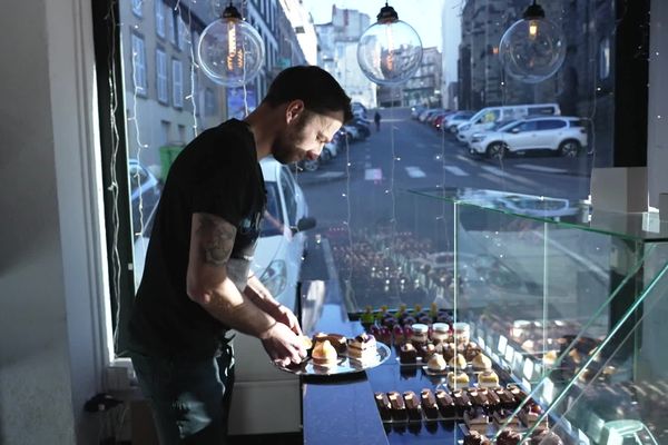 Pour Noël, certains commerçants ouvrent boutique.