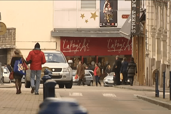 Affluence à peu près normale dans les rues de Limoges 