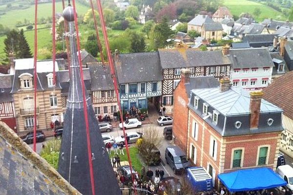 Flèche du clocher de l'église de Beaumont-en-Auge, restaurée et reposée le jeudi 24 avril 2014