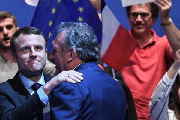 Emmanuel Macron et son allié François Bayrou lors d'un meeting à Pau 