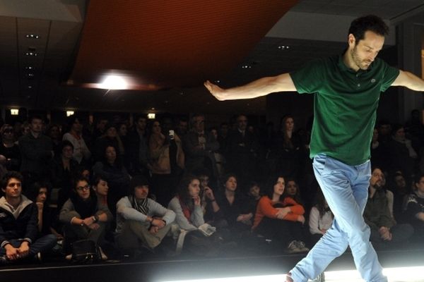 Pierre Rigal lors d'une représentation devant des étudiants à Toulouse