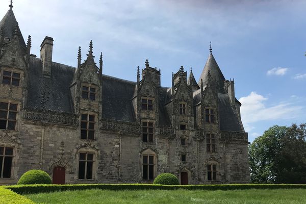 Les herbes sont hautes, le buis indiscipliné depuis le départ des jardiniers du Château de Josselin