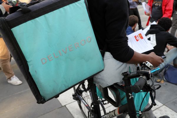 Le tribunal judiciaire de Paris a infligé ce mardi une amende de 375 000 euros à Deliveroo France jugée pour travail dissimulé, lors d'un premier procès pénal en France de "l'ubérisation".