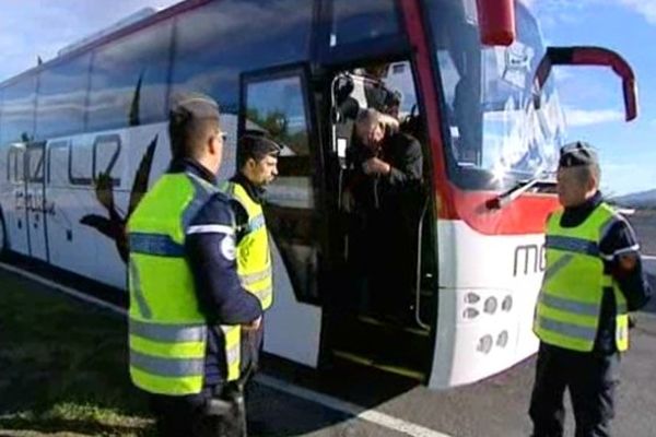 Les chauffeurs bus dans le collimateur des gendarmes sur l'Autoroute A9, une opération de contrôle