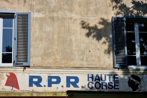 Sur la façade de l'ancienne fédération de Haute-Corse du RPR, ancêtre des Républicains, à Bastia, l'enseigne trône toujours.