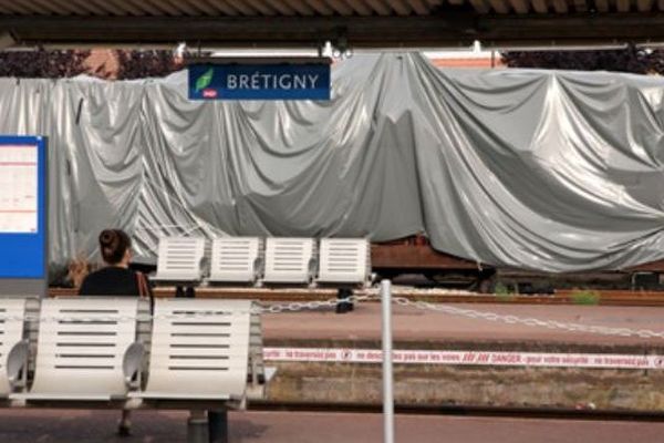 Deux voitures du train déraillé placées sous des bâches en gare de Brétigny sont évacuées entre le 14 et le 16 octobre