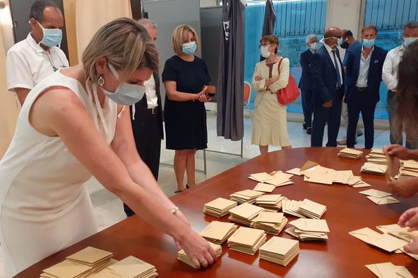 Juin 2020 : dépouillement des votes en mairie de Vallauris-Golfe Juan. Michelle Salucki est à gauche en robe noire, Kevin Luciano, à droite de face.