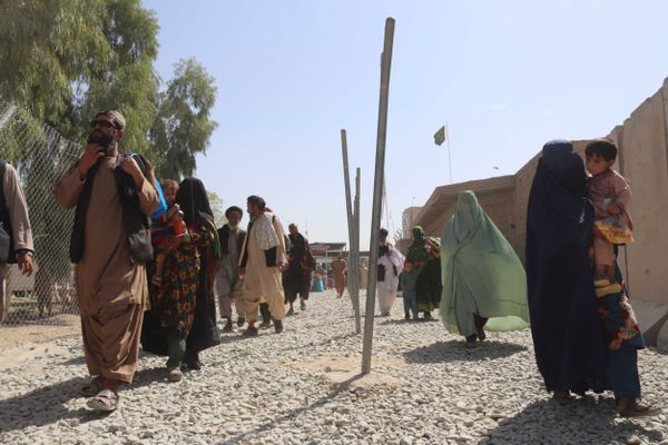 Des gens entrent en Afghanistan depuis le Pakistan, à Spin Boldak, Afghanistan, le 2 septembre 2021.