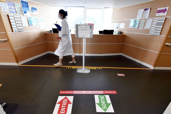 La nouvelle signalétique de distanciation sociale dans l'enceinte de l'hôpital Central à Nancy, 20 mai 2020. (Autocollants au sol "entrée" et "sortie")