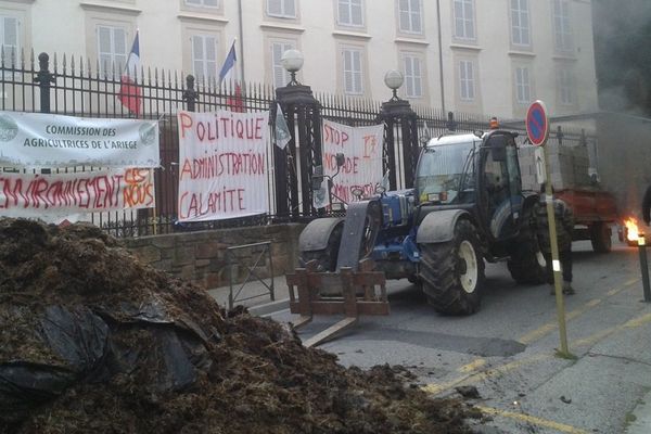 Les agriculteurs devant la préfecture de l'Ariège à Foix