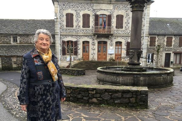 La maire sortante de Trizac (Cantal), Alice Malga, devant l’hôtel de ville. Chez elle, c’est la porte d’en face. Du coup, à n’importe quelle heure, elle est « à la merci de ses administrés ».