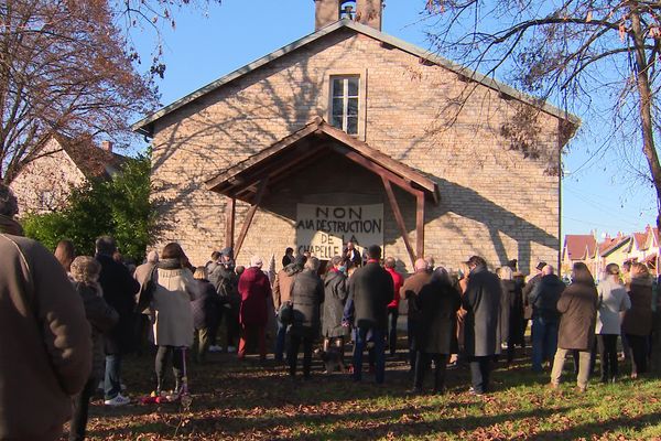 Le collectif pour la sauvegarde de la chapelle Saint Louis s'est réuni, samedi 18 décembre 2021, pour protester contre la destruction du bâtiment.