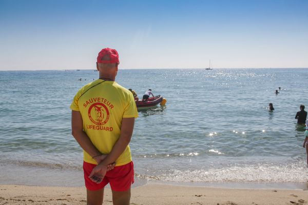 Les nageurs-sauveteurs déployés sur une plage de Saint-Cyprien - Photo d'illustration