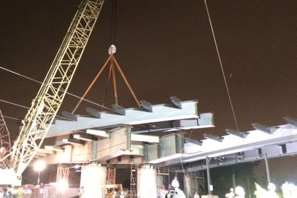 Le grutage des poutres du pont de l'A9 a duré une partie de la nuit