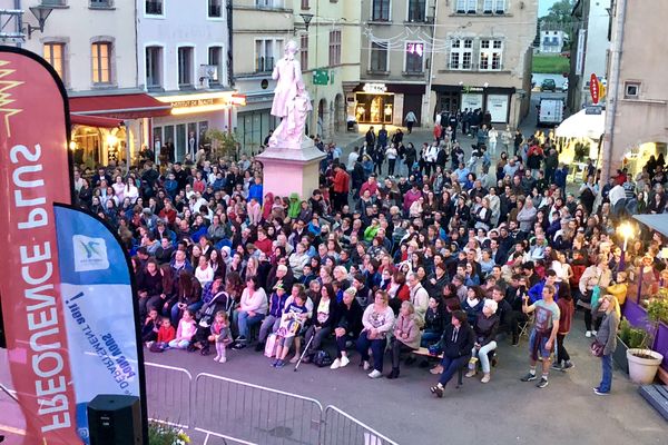 La foule devant l'écran géant installé à Tournus.