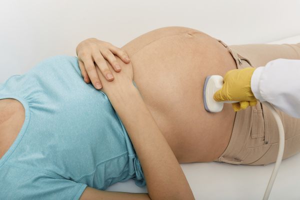 Une femme enceinte passe une échographie lors de sa grosse.