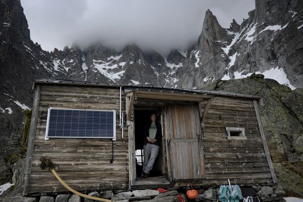 Le refuge de la Charpoua, perché à 3 000 mètres d'altitude dans le massif du Mont-Blanc, date de 1904, il n'a qu'une seule pièce et ne peut accueillir que 12 personnes