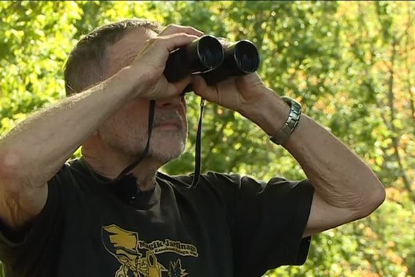 L'ornithologue Serge Fagette, en pleine observation