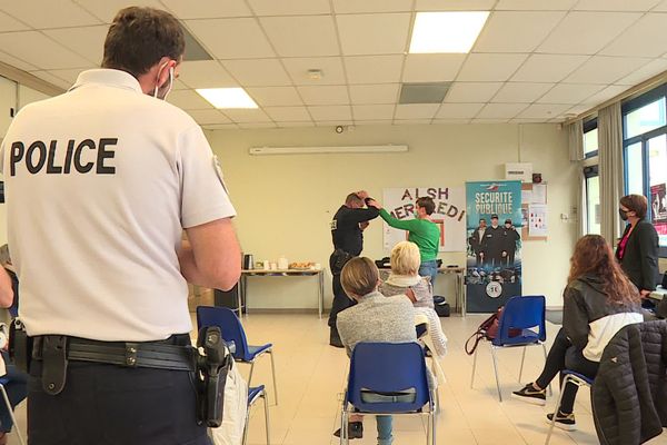 En plus d'ateliers pratiques, les policiers de Soissons en collaboration avec une juriste associative ont sensibilisé les femmes présentes sur les recours juridiques et les numéros d'urgence à disposition en cas de violence.
