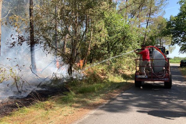 Ces bénévoles de la DFCI luttent contre les flammes, parfois avec les moyens du bord.