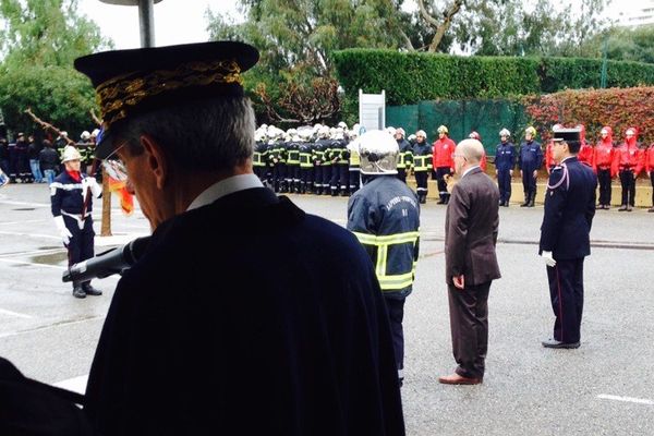 Les pompiers ont tourné le dos symboliquement au préfet Adolphe Colrat lors de son allocution à la cérémonie de la Sainte-Barbe, jeudi 4 décembre, au SDIS des Alpes-Maritimes