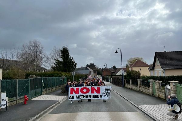 Les manifestants ont défilé contre le projet dans les rues d'Auneuil, dans l'Oise, dimanche 12 mars.