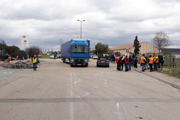 Les salariés en grève devant les entrepôts de logistique