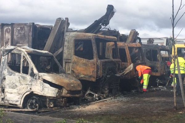 Des camions incendiés à Wissous, dans l'Essonne.