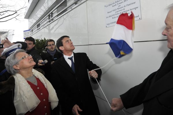 En visite à Clermont-Ferrand le 25 mars 2013, le ministre de l'Intérieur, Manuel Valls, a inauguré le commissariat de Police de la ville en compagnie du maire Serge Godard et d'Odile Saugues, député socialiste.